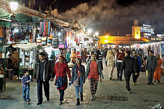 Tržiště Jemaa el-Fna v Marrákeši (Maroko)