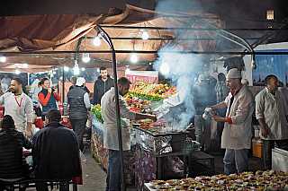 Tržiště Jemaa el-Fna v Marrákeši (Maroko)