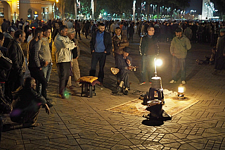 Tržiště Jemaa el-Fna v Marrákeši (Maroko)