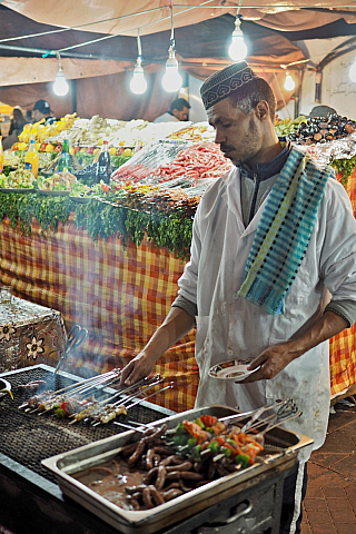 Tržiště Jemaa el-Fna v Marrákeši (Maroko)