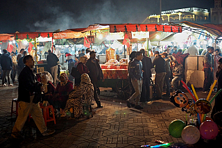 Tržiště Jemaa el-Fna v Marrákeši (Maroko)