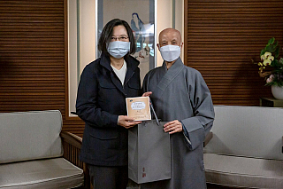 Zakladatelka organizace Ciji, ctihodná Cheng Yen (napravo) a prezidentka Taiwanu, Tsai Ing-wen (nalevo)