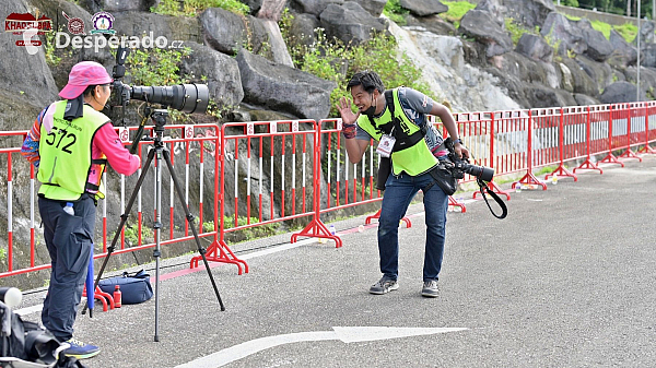 Fotografové na místě ve velkém počtu - běžecký závod Khao Pubpa Half-Marathon (Trang - Thajsko)