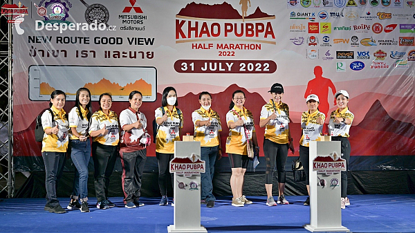 Začátek závodu v 5:00 - běžecký závod Khao Pubpa Half-Marathon (Trang - Thajsko)