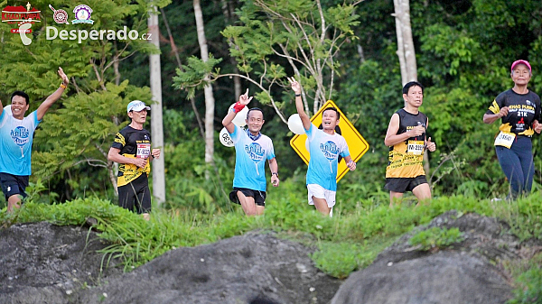 Atmosféra na trati - běžecký závod Khao Pubpa Half-Marathon (Trang - Thajsko)
