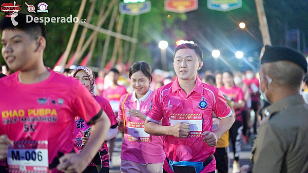 Atmosféra začátku závodu- běžecký závod Khao Pubpa Half-Marathon (Trang - Thajsko)
