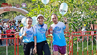 Tzv. vodiči, kteří svými balónky ukazují závodníkům, v jakém času doběhnou závod, pokud se jich budou držet - běžecký závod Khao Pubpa Half-Marathon (Trang - Thajsko)