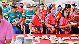 Všudypřítomné občerstvení po závodu - běžecký závod Khao Pubpa Half-Marathon (Trang - Thajsko)