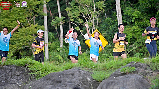 Atmosféra na trati - běžecký závod Khao Pubpa Half-Marathon (Trang - Thajsko)