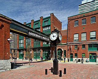 Historická čtvrť The Distillery District v Torontu (Ontario - Kanada)