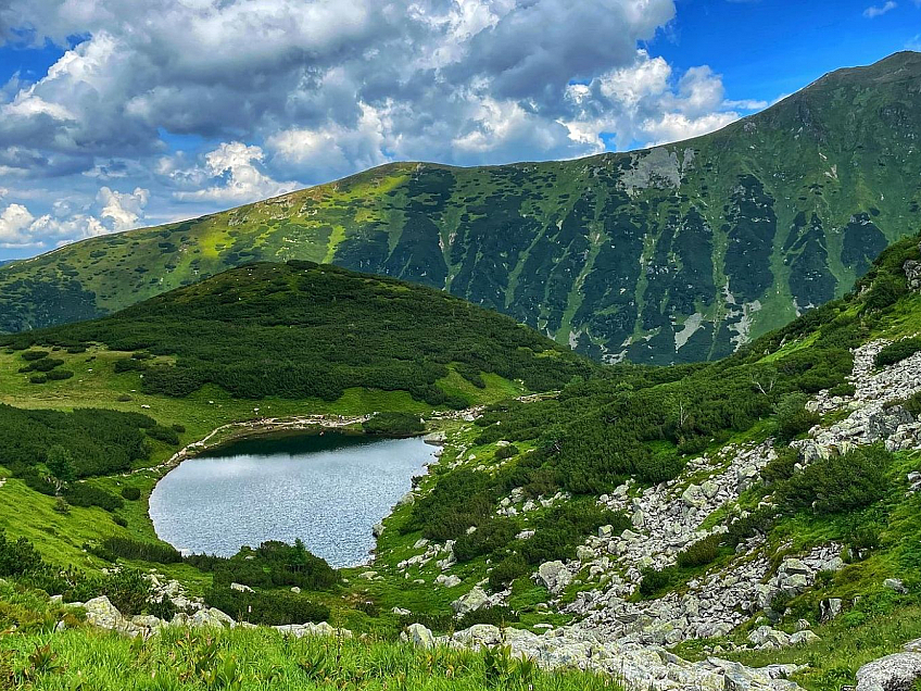 Ďalšie z Roháčskych plies, ktoré sú ľadovcového pôvodu a tejto oblasti dávajú jedinečnú atmosféru (Slovensko)