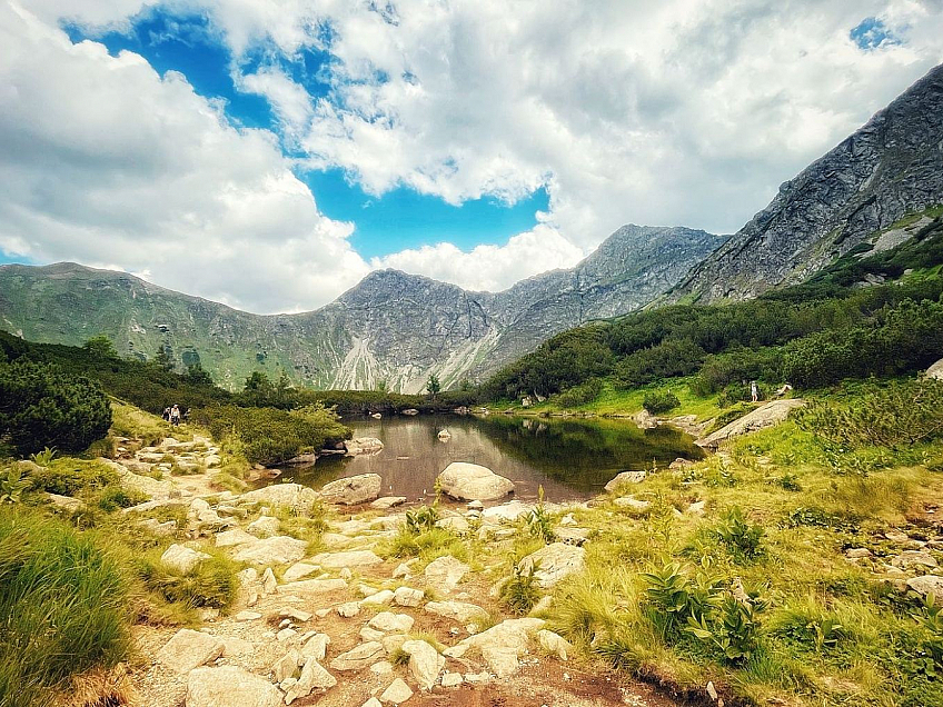 Na trase okolo Roháčskych plies sa často strieda slnko so zamračenou oblohou a teplejšie počasie s chladnejším (Slovensko)