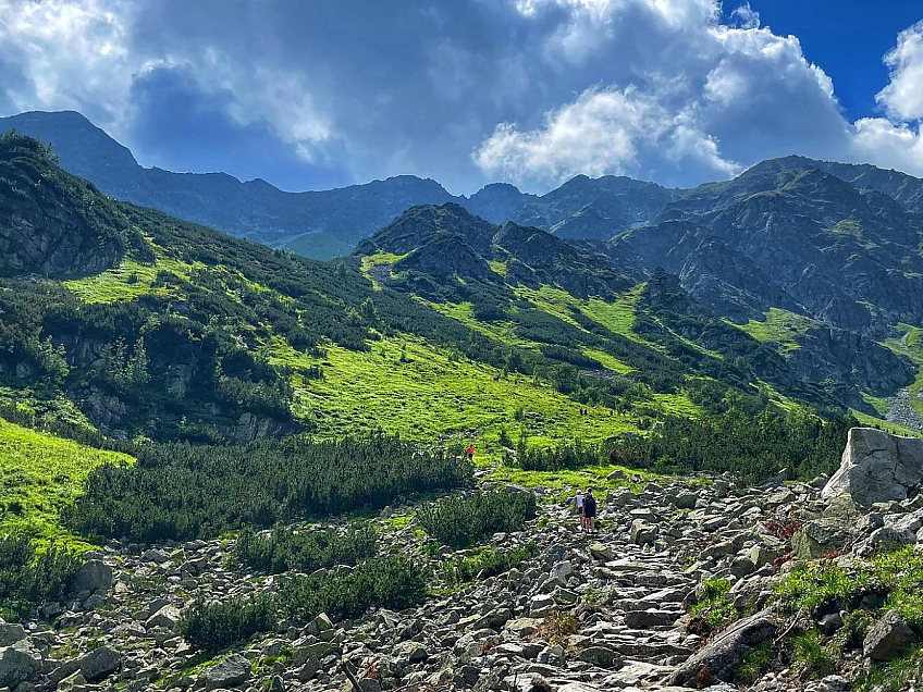 Na trase vás čakajú nádherné výhľady na okolité kopce a vrchy Západných Tatier (Slovensko)