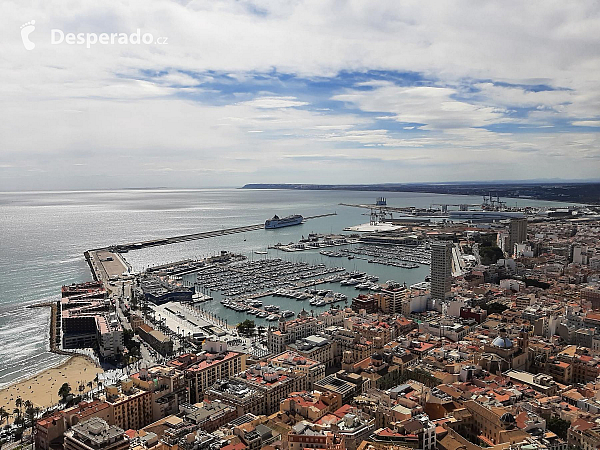 Výhled z hradu Santa Bárbara v Alicante (Autonomní společenství Valencie – Španělsko)