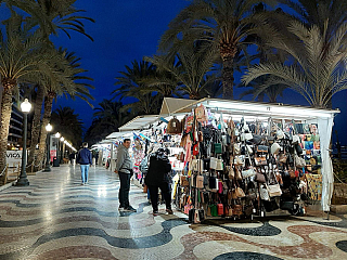 Explanada de España v Alicante (Autonomní společenství Valencie – Španělsko)