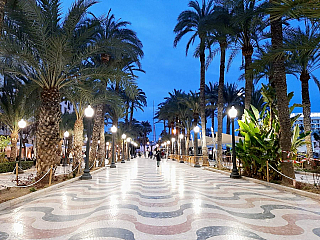Explanada de España v Alicante (Autonomní společenství Valencie – Španělsko)