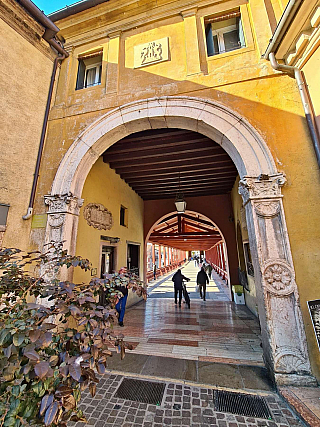 Most Ponte Vecchio v Bassano del Grappa (Veneto - Itálie)