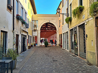 Most Ponte Vecchio v Bassano del Grappa (Veneto - Itálie)