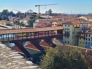 Most Ponte Vecchio v Bassano del Grappa (Veneto - Itálie)