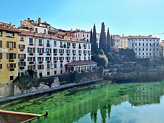 Most Ponte Vecchio v Bassano del Grappa (Veneto - Itálie)