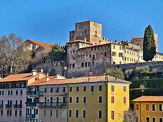 Symbolem Bassano del Grappa je most a pálenka grappa