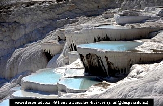 Bílá nádhera travertinových jezírek v Pamukkale (Turecko)