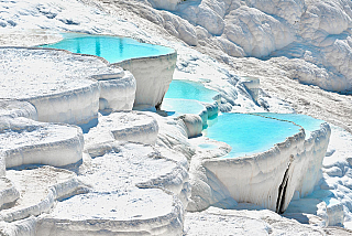 Pamukkale je asi 100 km od Izmiru (Turecko)