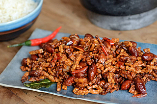 Typicke indoneske jidlo, smazeny tempeh (Indonésie)