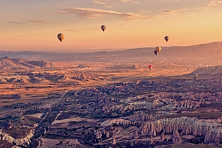 Kappadokie je úžasná skalnatá krajina (Turecko)