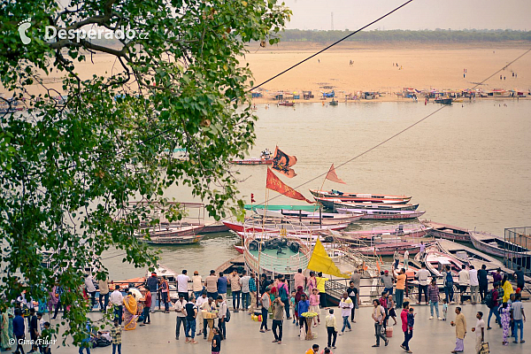 Pohled z Ghát na řeku Gangu (Varanasi - Indie)