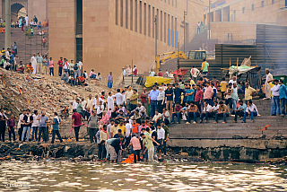 Rituál pohřbívání z vraku lodi (Varanasi - Indie)