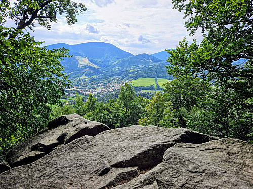 Krok za krokem k Medvědí skále: Výhled, který stojí za námahu