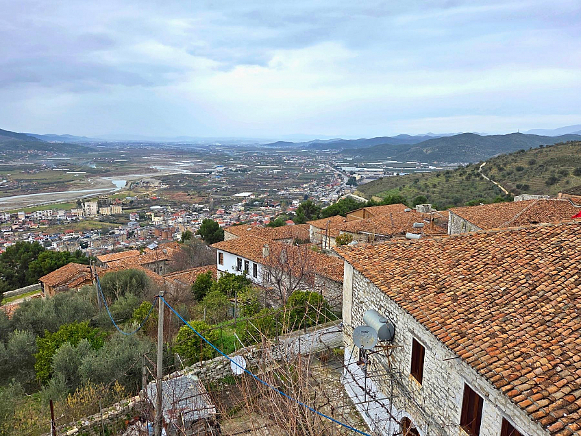 Výhled z hradu na údolí řeky Osum (Berat, Albánie)
