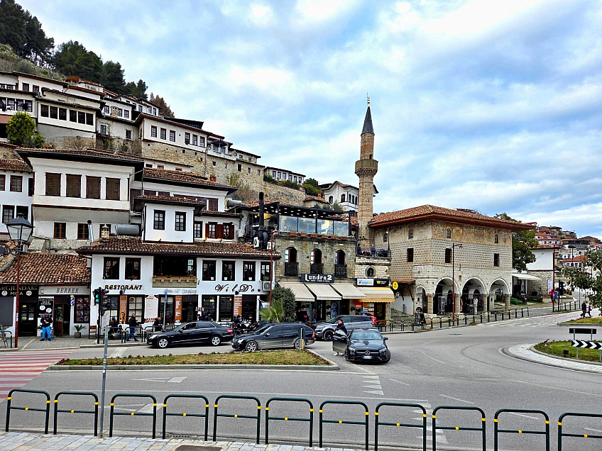 Mešita Xhamia e Beqareve a historické domy (Berat, Albánie)