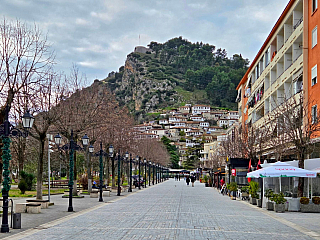 Promenáda Bulevardi Republika pod hradem (Berat, Albánie)