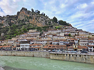 Panoráma města tisíců oken pod hradbami (Berat, Albánie)