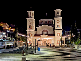 Noční osvětlení katedrály sv. Demetria (Berat, Albánie)