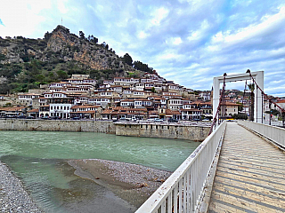 Pohled na historické čtvrti přes řeku Osum (Berat, Albánie)