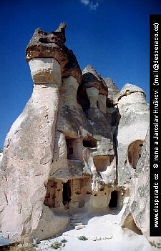 Valley of Fairy Chimneys, krajina mezi Zelve a Göreme (Turecko)