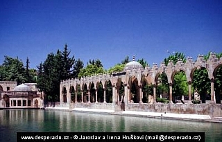 Mešita v zahradách Gölbaşi v Sanlirfa (Turecko)