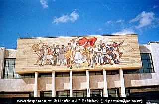Tirana, mozaika socialistického realismu na budově Národního historického muzea (Albánie(