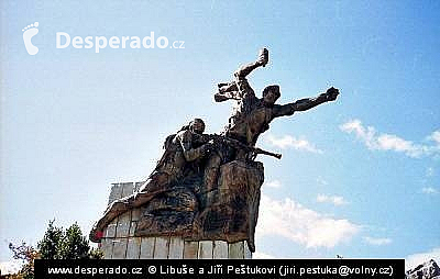 Památník na albánské Lidice, postaveno ze sbírky obyvatel Leskoviku (Albánie)