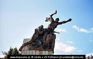 Památník na albánské Lidice, postaveno ze sbírky obyvatel Leskoviku (Albánie)