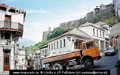Gjirokaster, doprava až na kopec (Albánie)