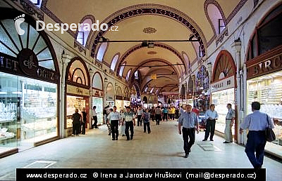 Velký Bazar v Istanbulu je největší krytý bazar na světě (Turecko)