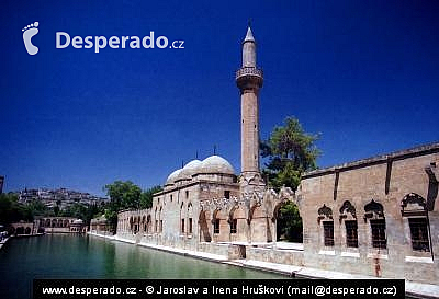 Mešita v zahradách Gölbaşi v Şanliurfa (Turecko)