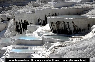 Bílá nádhera travertinových jezírek v  Pamukkale (Turecko)
