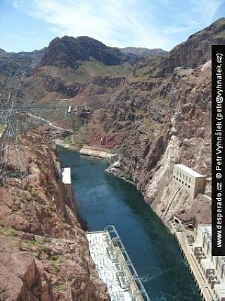 Hooverova přehrada (hranice Arizony a Nevady v USA)