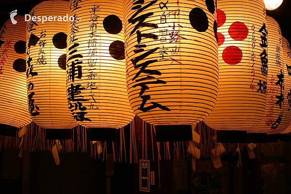 Lucerny v chrámu (Japonsko)