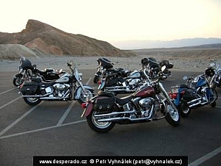 Choppery na parkovišti v americké poušti (USA)